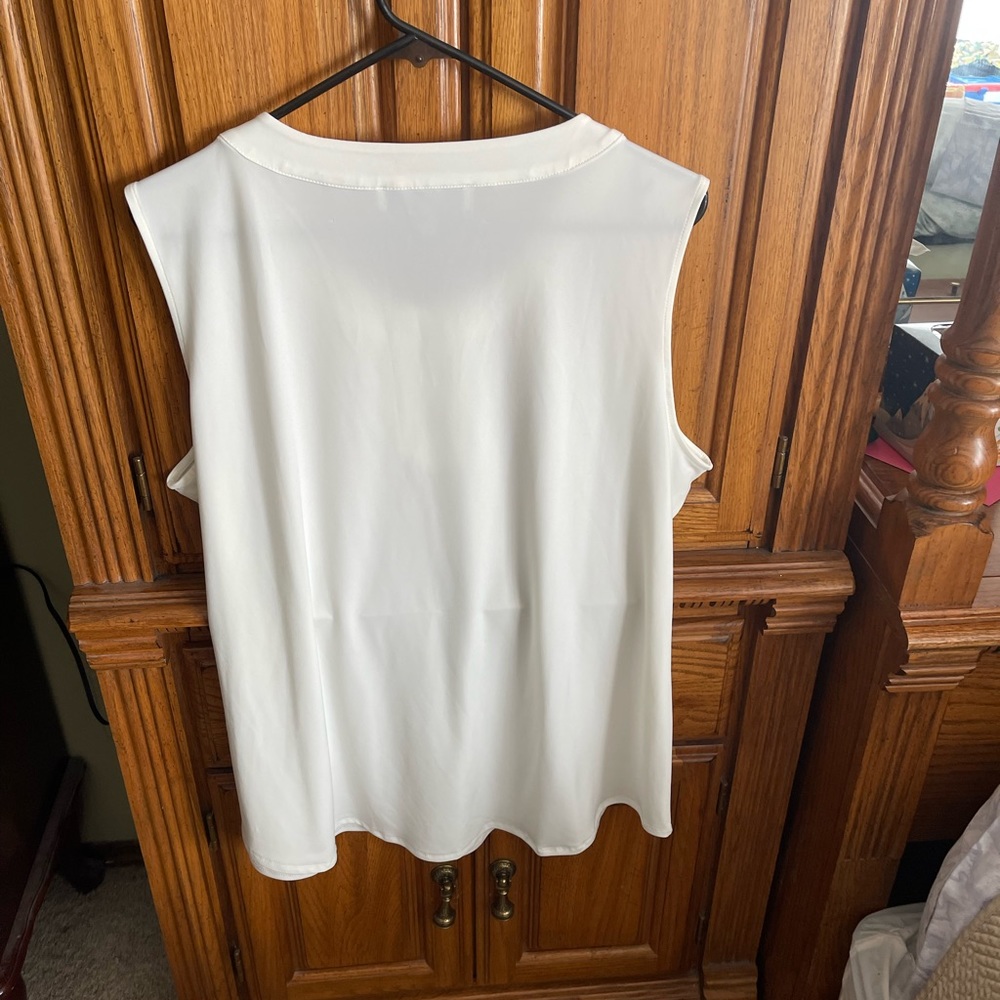 White sleeveless blouse 1X Jones Studio